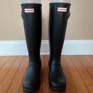 Hunter boots original tall rain boot like new worn once or twice